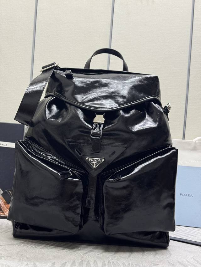 新款走秀款2Vz108油腊皮这款走秀款双肩背包采用进口油腊小牛皮和顶级五金，前幅插扣 翻盖和2个口袋设计，配有一条可拆卸油腊肩带，后幅又可双肩背和插在拉杆箱上，