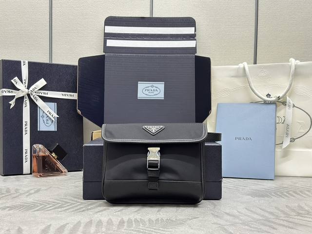 横款手机包,迷你造型邮差包2Zh108出货了迷你的邮差包造型超级独特,对于现在超级流行的小包风潮,绝对是值得入手的!而且有种莫名复古的感笕太喜欢Prd的设计了 横款手机包,迷你造型邮差包2Zh108出货了迷你的邮差包造型超级独特,对于现在超级流行的小包风潮,绝对是值得入手的!而且有种莫名复古的感笕太喜欢Prd的设计了