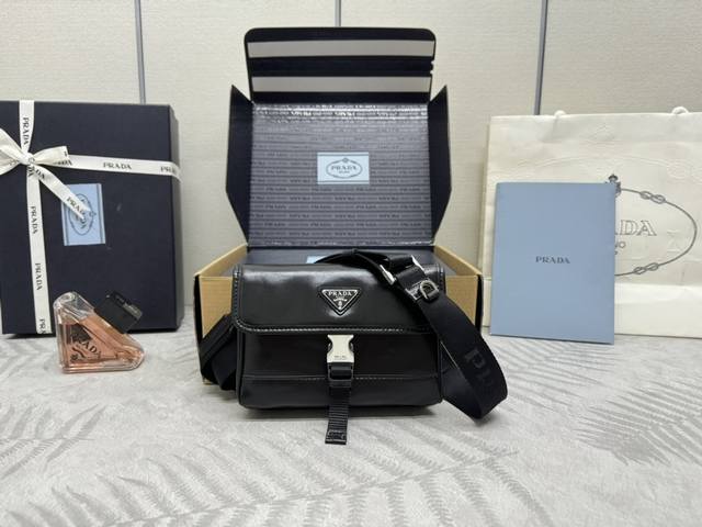 油腊皮小邮差包2Zh108手机包这款小邮差包采用进油腊包配有一条可拆卸可调节宽版尼龙肩带，对于现在超级流行的小包风潮，绝对是值得入手的！而且有种莫名复古的感笕太