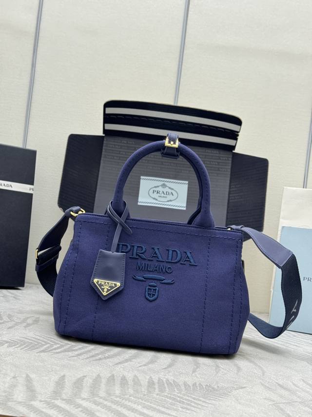 新款园丁包亚麻布1Bg464小号这款迷你手袋受航海风尚隽永元素启发,重新诠释典范型格。选用棉质帆布制成,皮革饰边展示精致百变个性。帆布手提柄,可拆卸可调节徽标印 新款园丁包亚麻布1Bg464小号这款迷你手袋受航海风尚隽永元素启发,重新诠释典范型格。选用棉质帆布制成,皮革饰边展示精致百变个性。帆布手提柄,可拆卸可调节徽标印