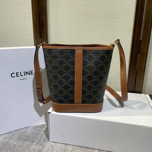 Celine Folco 秋冬新品 一系列经典老花，经典依旧，不过时 空间够大 材质耐磨 款号：191442 Pvc棕 30X22X13