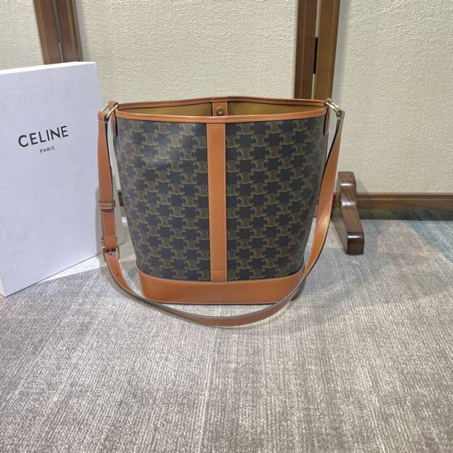 Celine Folco 秋冬新品 一系列经典老花,经典依旧,不过时 空间够大 材质耐磨 款号:191132 Pvc棕 33×27×17 Celine Folco 秋冬新品 一系列经典老花,经典依旧,不过时 空间够大 材质耐磨 款号:191132 Pvc棕 33×27×17