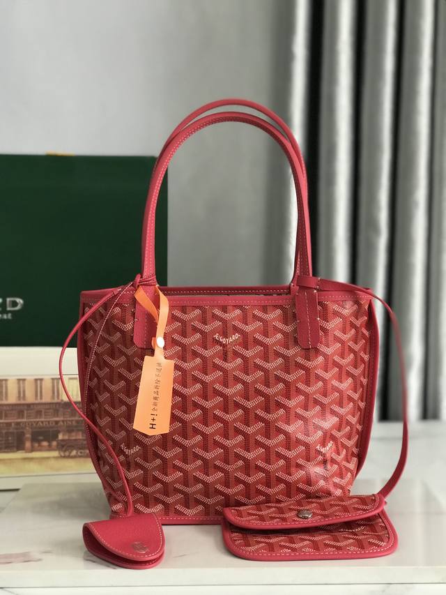 正品级 限量版Goyard将带领我们漫步于一个千变万化，繁花似锦的花园，感受感官与情感的双重享受。Saint Louis迷你包采用了两种独特的Goyardine