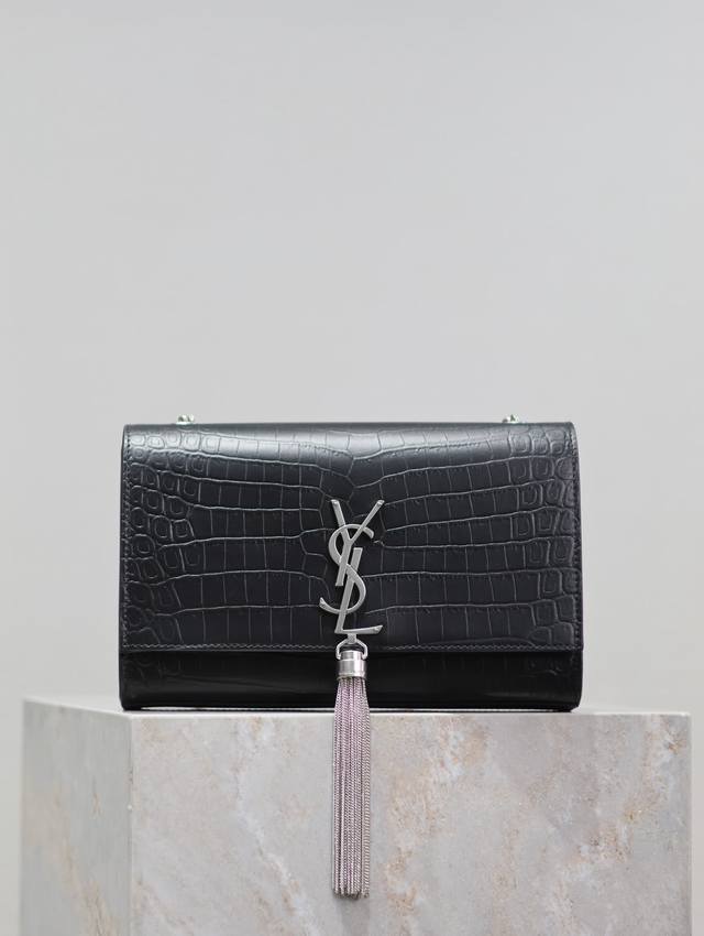 永恒经典 黑色银扣哑光鳄鱼纹Kate 24Cm_流苏包绝对是杨树林的永恒经典款_永不过时_必入款！人手必备的单品！不管是十年前，还是十年后！Kate就在这里！不