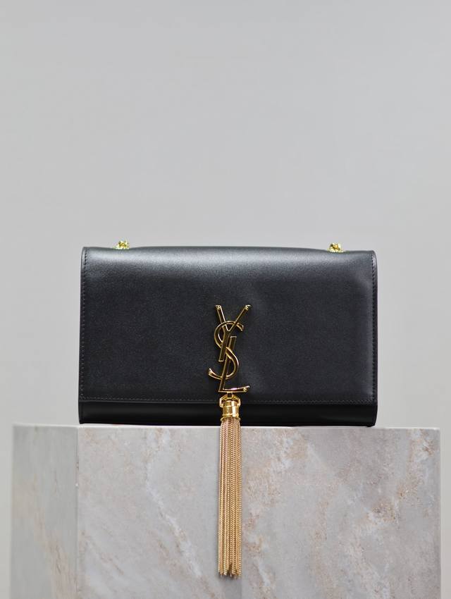 永恒经典 黑色金扣平纹Kate 24Cm_流苏包绝对是杨树林的永恒经典款_永不过时_必入款！人手必备的单品！不管是十年前，还是十年后！Kate就在这里！不会被淘