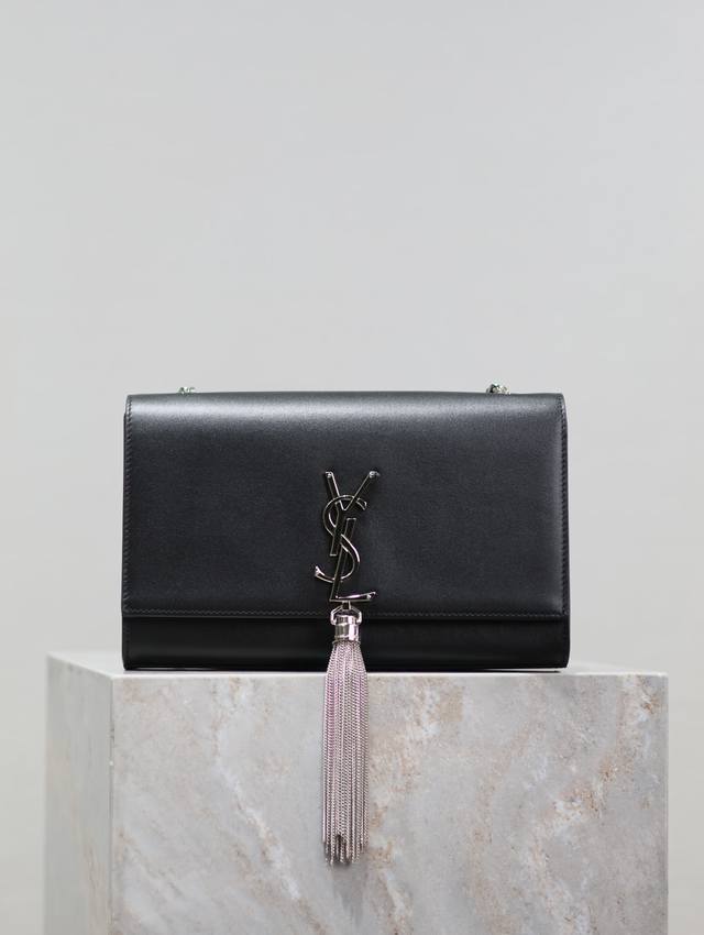 永恒经典 黑色银扣平纹Kate 24Cm_流苏包绝对是杨树林的永恒经典款_永不过时_必入款！人手必备的单品！不管是十年前，还是十年后！Kate就在这里！不会被淘