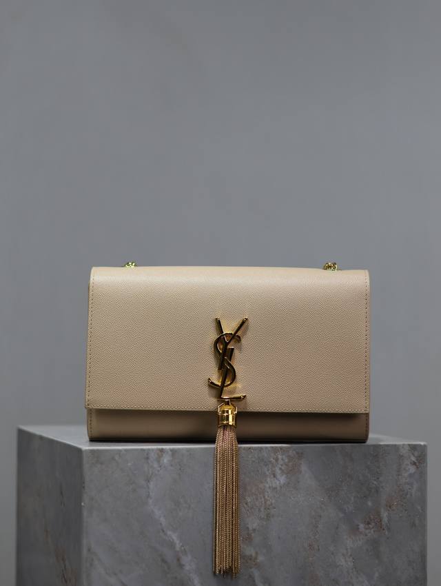 永恒经典 杏色金扣鱼子酱Kate 24Cm_流苏包绝对是杨树林的永恒经典款_永不过时_必入款！人手必备的单品！不管是十年前，还是十年后！Kate就在这里！不会被