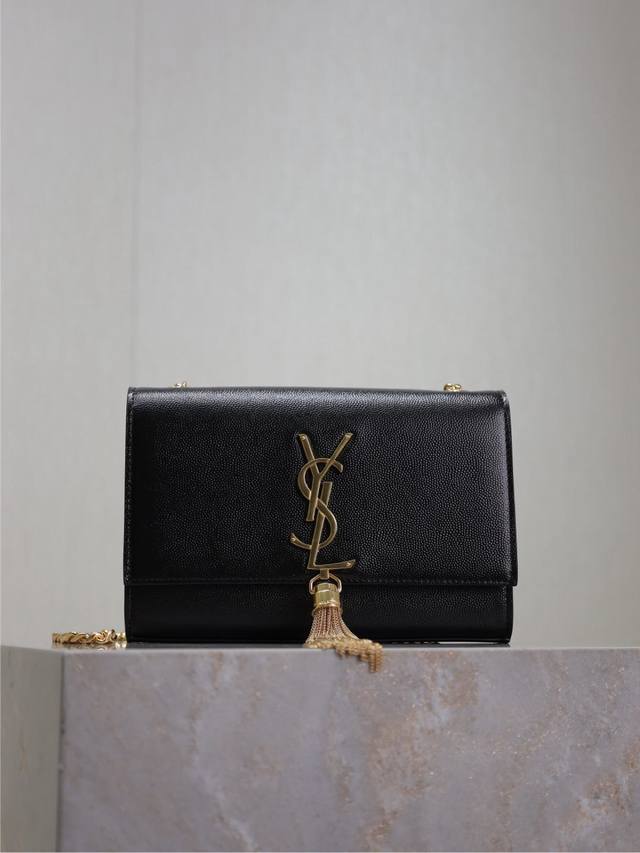 黑色鱼子酱金扣带流苏 20Cmkate 20Cm专柜最新尺寸，永不过时的款式，经典耐磨的鱼子酱牛皮不可抗拒的超强魅力，人手必备的款式！20Cm使用起来刚刚好，出