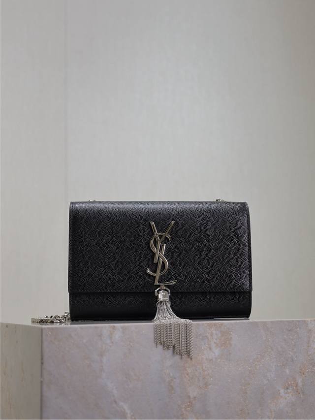 黑色鱼子酱银扣带流苏 20Cmkate 20Cm专柜最新尺寸，永不过时的款式，经典耐磨的鱼子酱牛皮不可抗拒的超强魅力，人手必备的款式！20Cm使用起来刚刚好，出