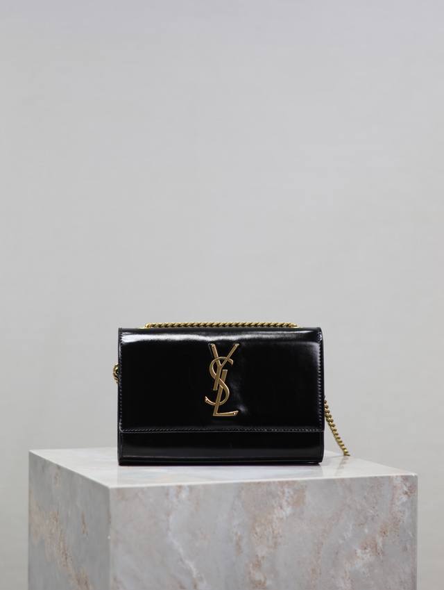 永恒经典 黑色油蜡皮_Kate 20Cm专柜最新尺寸，永不过时的款式，不可抗拒的超强魅力，人手必备的款式！20Cm使用起来刚刚好，出门必带品都能轻松纳入！你相中