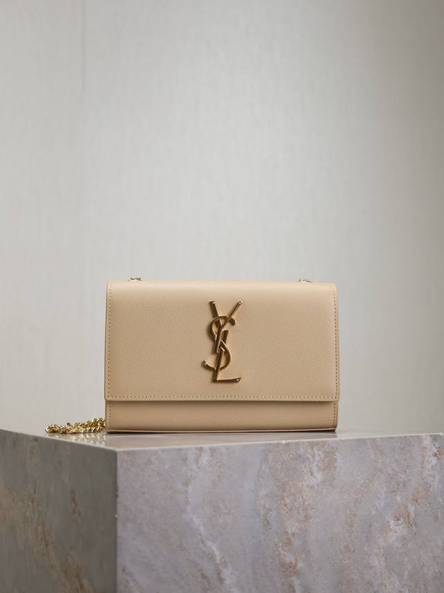 杏色鱼子酱金扣 20Cmkate 20Cm专柜最新尺寸，永不过时的款式，经典耐磨的鱼子酱牛皮不可抗拒的超强魅力，人手必备的款式！20Cm使用起来刚刚好，出门必带