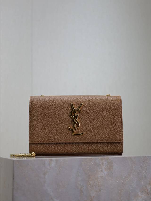 焦糖鱼子酱 20Cmkate 20Cm专柜最新尺寸，永不过时的款式，经典耐磨的鱼子酱牛皮不可抗拒的超强魅力，人手必备的款式！20Cm使用起来刚刚好，出门必带品都