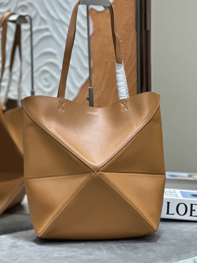 原厂皮 Lewe 中号亮面牛皮革 Puzzle Foldmini 沙黄色 Puzzle Fold 手袋从品牌经典手袋系列的几何线条汲取灵感,以富含几何建筑美感的 原厂皮 Lewe 中号亮面牛皮革 Puzzle Foldmini 沙黄色 Puzzle Fold 手袋从品牌经典手袋系列的几何线条汲取灵感,以富含几何建筑美感的