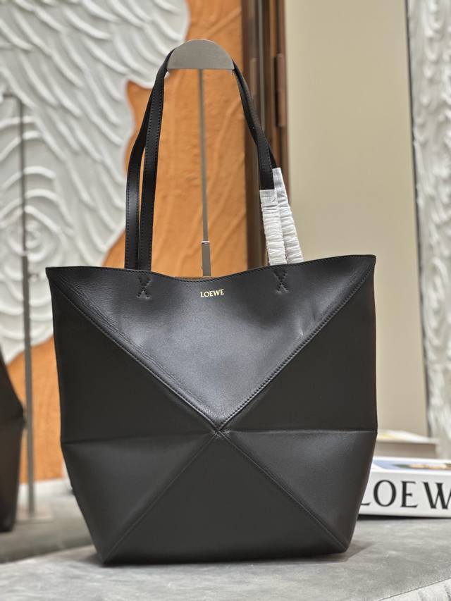 原厂皮 Lewe 中号亮面牛皮革 Puzzle Foldmini 黑色 Puzzle Fold 手袋从品牌经典手袋系列的几何线条汲取灵感，以富含几何建筑美感的镶