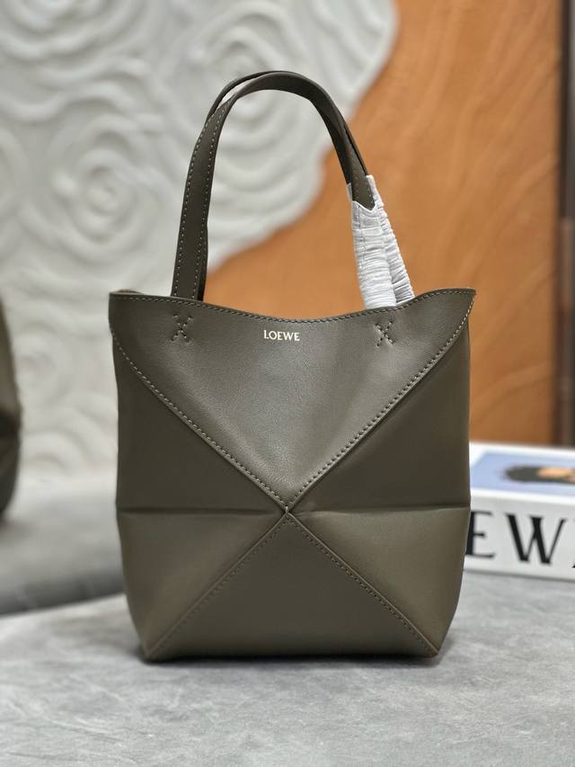 原厂皮 Lewe 迷你亮面牛皮革 Puzzle Foldmini 深卡其绿 Puzzle Fold 手袋从品牌经典手袋系列的几何线条汲取灵感,以富含几何建筑美感 原厂皮 Lewe 迷你亮面牛皮革 Puzzle Foldmini 深卡其绿 Puzzle Fold 手袋从品牌经典手袋系列的几何线条汲取灵感,以富含几何建筑美感
