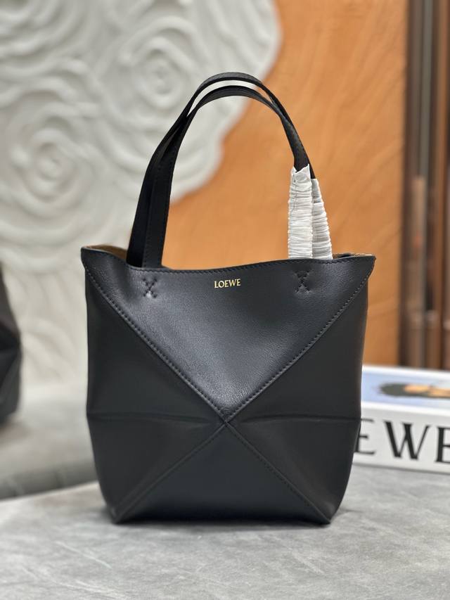 原厂皮 Lewe 迷你亮面牛皮革 Puzzle Foldmini 黑色 Puzzle Fold 手袋从品牌经典手袋系列的几何线条汲取灵感，以富含几何建筑美感的镶