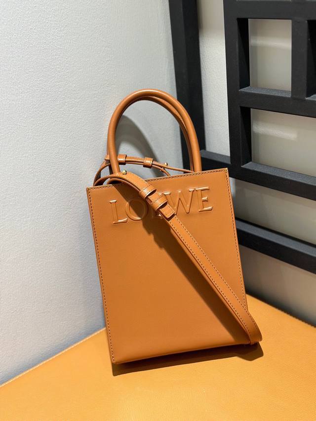 原厂皮 Lewe 牛皮革 Standard A5 Tote 手袋 棕色小号 Loewe Standard Tote 手袋的底部采用信封结构,可通过顶部提手或可拆 原厂皮 Lewe 牛皮革 Standard A5 Tote 手袋 棕色小号 Loewe Standard Tote 手袋的底部采用信封结构,可通过顶部提手或可拆