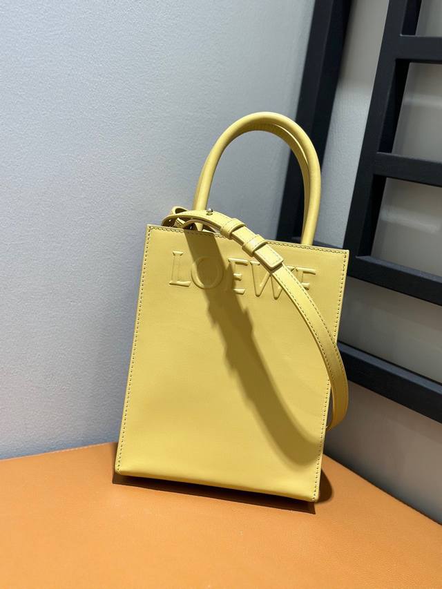 原厂皮 Lewe 牛皮革 Standard A5 Tote 手袋 沙黄色小号 Loewe Standard Tote 手袋的底部采用信封结构，可通过顶部提手或可