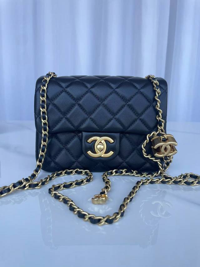 品牌:Chanel型号:As5758黑色简介:原单质量，经典之作，华丽与气质的前沿，是你意想不到的尊贵。皮种:原单进口小羊皮皮，里配原版小羊皮。五金:原版五金配