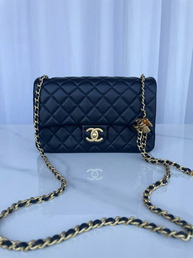 品牌:Chanel型号:As5756黑色简介:原单质量，经典之作，华丽与气质的前沿，是你意想不到的尊贵。皮种:原单进口小羊皮皮，里配原版小羊皮。五金:原版五金配