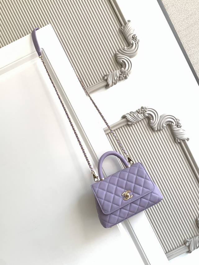 2215车边皮里 内里配小羊皮 口盖手提包 Cocohandle经典款几乎是王炸现在推出了 更加软萌可爱种草了！！！手腕球纹配小球纹牛皮 淡金扣 ：19Cm