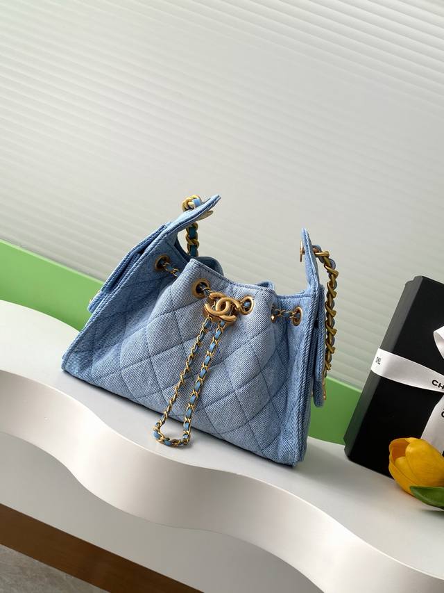 25P牛仔布嘻哈包迷你号香奈儿 Chanel Hobo 腋下包 嬉皮腋下包小号复古金币纽扣抽绳水桶包+菱格纹+复古牛仔配皮经典链条设计，高级感十足！日常出行必备