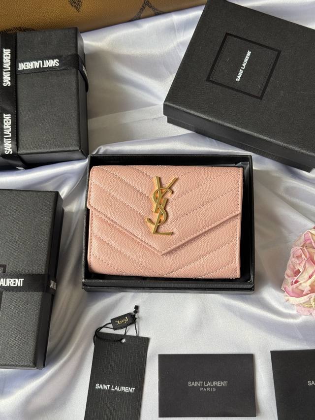 Saint Laurent -Ysl两折短夹钱包 卡包 正版开发 进口小牛皮压牛皮鱼子酱 采用进口牛皮配独制五金 内里四个卡位原单品质、颜色如图 、零钱包型号：