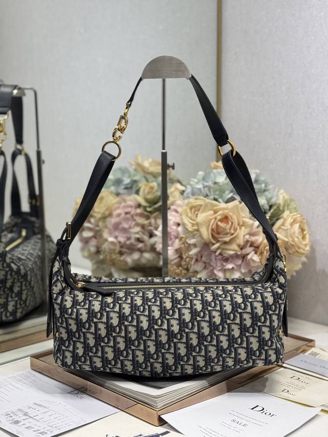 正品级 ，高版本中号 D-Journey 手袋 老花配皮 这款 D-Journey 手袋质地柔软，以摩登设计全新演绎水饺包廓形。采用蓝色 Oblique 印花面