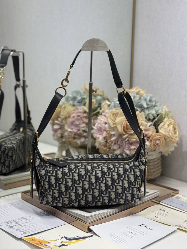 正品级 ,高版本小号 D-Journey 手袋 老花配皮 这款 D-Journey 手袋质地柔软,以摩登设计全新演绎水饺包廓形。采用蓝色 Oblique 印花面 正品级 ,高版本小号 D-Journey 手袋 老花配皮 这款 D-Journey 手袋质地柔软,以摩登设计全新演绎水饺包廓形。采用蓝色 Oblique 印花面