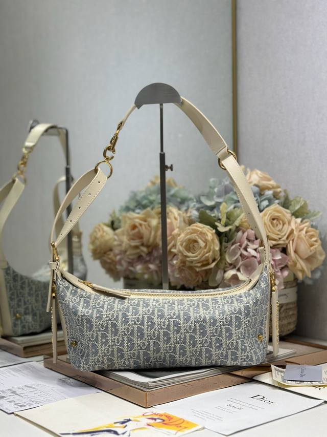 正品级 ，高版本小号 D-Journey 手袋 灰D配皮 这款 D-Journey 手袋质地柔软，以摩登设计全新演绎水饺包廓形。采用灰色 Oblique 印花面