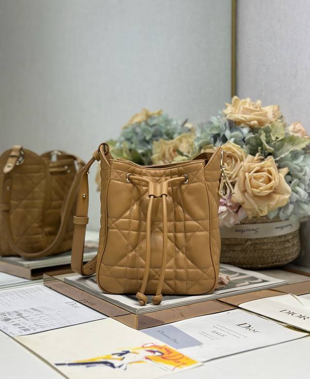 正品级 小号 D-Motion 手袋 棕色 带可扫描高版本163变码芯片！这款 D-Motion 手袋于迪奥二零二五秋冬成衣系列发布秀精彩亮相，时尚百搭的桶式设