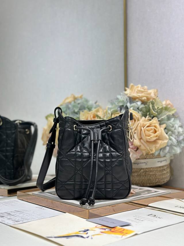 正品级 小号 D-Motion 手袋 黑色 带可扫描高版本163变码芯片！这款 D-Motion 手袋于迪奥二零二五秋冬成衣系列发布秀精彩亮相，时尚百搭的桶式设