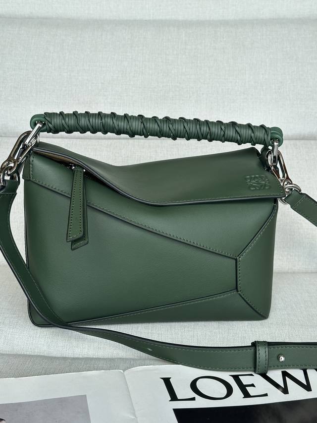 原厂皮 复古绿色Loewe Puzzle经典编织的手提带更具特色，让人一见难忘型號3001A采用进口西班牙小牛皮皮质软及绵感超 。皮料精确切割使它可自然折叠，可