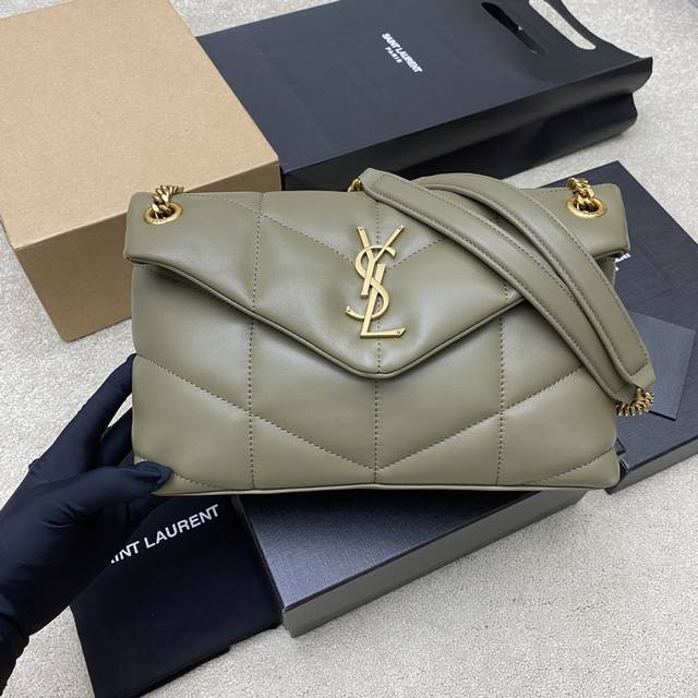 原厂皮 苔藓绿羊皮 金Loulou Puffer 中号绗缝小羊皮包，原厂正品皮制作，手感柔软细腻，犹如怀抱云朵般的感受经典的Y家Logo、链条及扣眼五金均采用巴