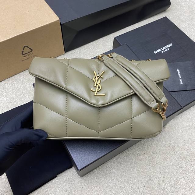 原厂皮 苔藓绿羊皮 古金 ～Loulou Puffer 新款迷你双链条绗缝小羊皮包，超火爆的款式专柜最新Mini尺寸！原厂Zp皮制作，手感柔软细腻，小小个带出门