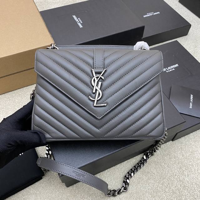 原厂皮 深灰山羊皮 古银万年款邮差包，街拍神器众多明星好莱坞女神的首选款式，怎么搭都好看、怎么搭都毫无违和感、搭配休闲着装显得随性帅气、搭配正装尽显高雅华贵、一