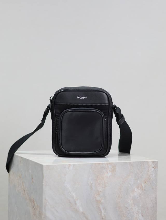 City Econyl_迷你尼龙相机包男士盐系学院风单肩斜挎包轻便的尼龙布料 整体低调奢华又百搭 通勤包型可休闲可盐 黑色Black Logo 设计更为简约 肩