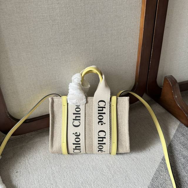 Chloe 最新推出Tote-Bag、Woody Mini 迷你肩带款面世啦!! 这款超级可爱的Woody 托特包是 年夏季上架的最最新品,是以条纹亚麻材质演绎 Chloe 最新推出Tote-Bag、Woody Mini 迷你肩带款面世啦!! 这款超级可爱的Woody 托特包是 年夏季上架的最最新品,是以条纹亚麻材质演绎
