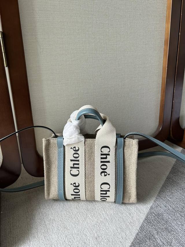 Chloe S 最新推出Tote-Bag、Woody Mini 迷你肩带款面世啦!! 这款超级可爱的Woody 托特包是 年夏季上架的最最新品,是以条纹亚麻材质 Chloe S 最新推出Tote-Bag、Woody Mini 迷你肩带款面世啦!! 这款超级可爱的Woody 托特包是 年夏季上架的最最新品,是以条纹亚麻材质