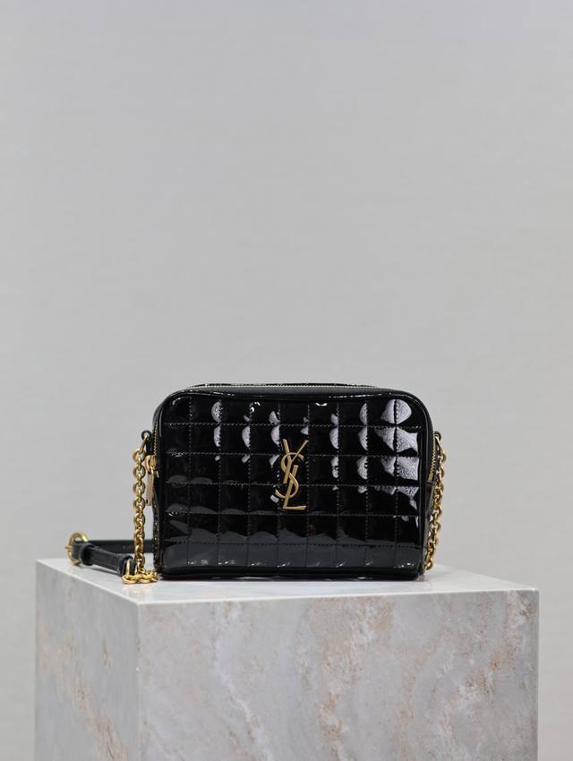 黑色漆皮 出Le Cassandre Matelassé Carré羊皮相机包Y家真的开挂了 出的新款都是绝绝子呀这款包包是方形绗缝包缝的设计 简单又时髦 超百