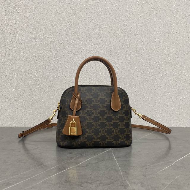 正品级 新品上线Ce新款贝壳包，时尚是一个轮回，经典款式不抢戏但很出挑