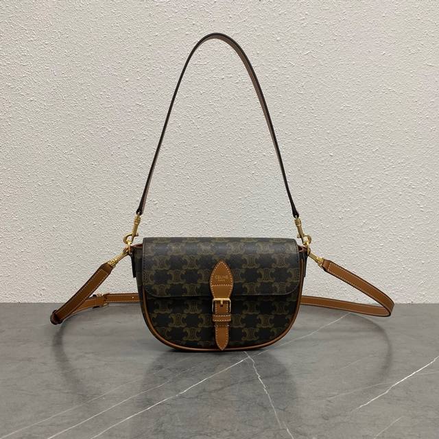 正品级 新品上线新款Folco马鞍包简直美到犯规！小巧玲珑，精致感满满~经典的标志印花搭配牛皮革包边，复古又高级，背上它瞬间变身街头时髦精。金色饰面的五金，在阳