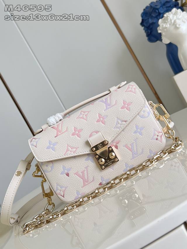 顶级原单 独家实拍 M46595彩色渐变 M25682 本款 Pochette MéTis East West 手袋取材粒面牛皮革，再以数码印花工艺为经典 Mo