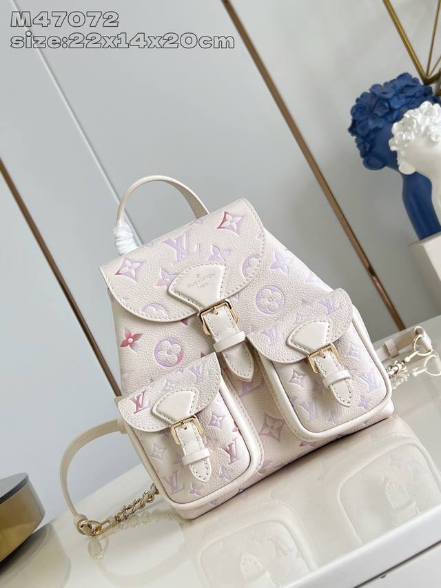 顶级原单 独家实拍 M47072彩色渐变 M15113 本款 Backup 双肩包出自 Dream 系列，为 Monogram 压纹粒面皮革渲染别致水彩渐变效果