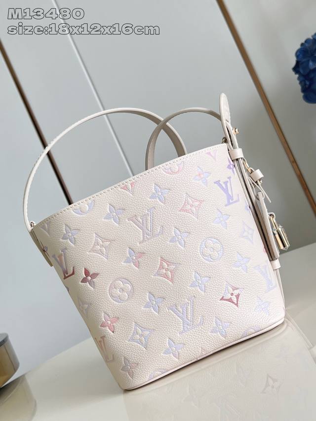 顶级原单 独家实拍 M13480彩色渐变 M25673 本款 All In Bb 手袋出自 Dream 系列，令 Monogram 压纹粒面皮革呈现别致水彩渐变