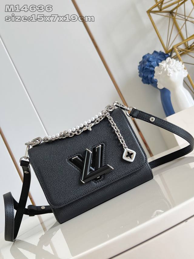 顶级原单 M14636黑 本款 Twist Slim 小号手袋出自 Harmony 系列，聚焦品牌经典 Monogram 花卉元素，以工致链条流露华美韵味，可轻