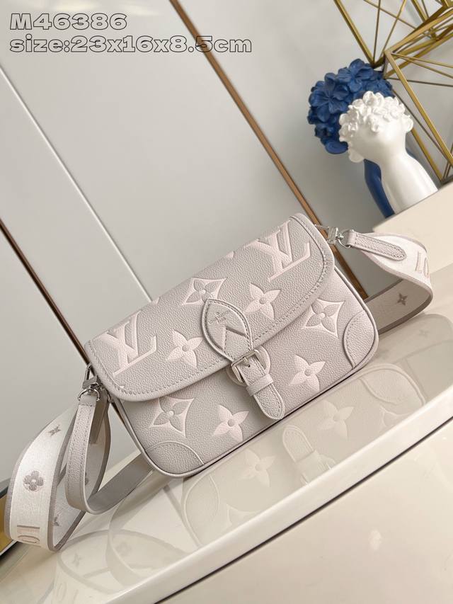 顶级原单 M46386芋泥紫丝印 M14214 本款 Diane 手袋取材路易威登经典 Monogram Empreinte 压纹皮革，将品牌标识织入可拆卸宽幅