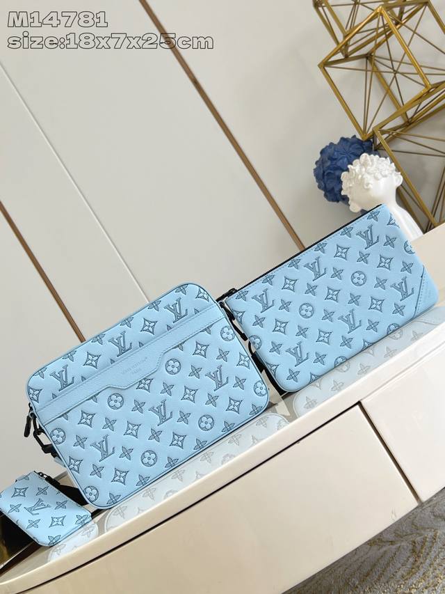 顶级原单 M14781 本款 Trio 邮差包取材柔软 Monogram Shadow 压纹牛皮革，为摩登 Monogram 压纹图案浸染活力色调。贴身构型融入