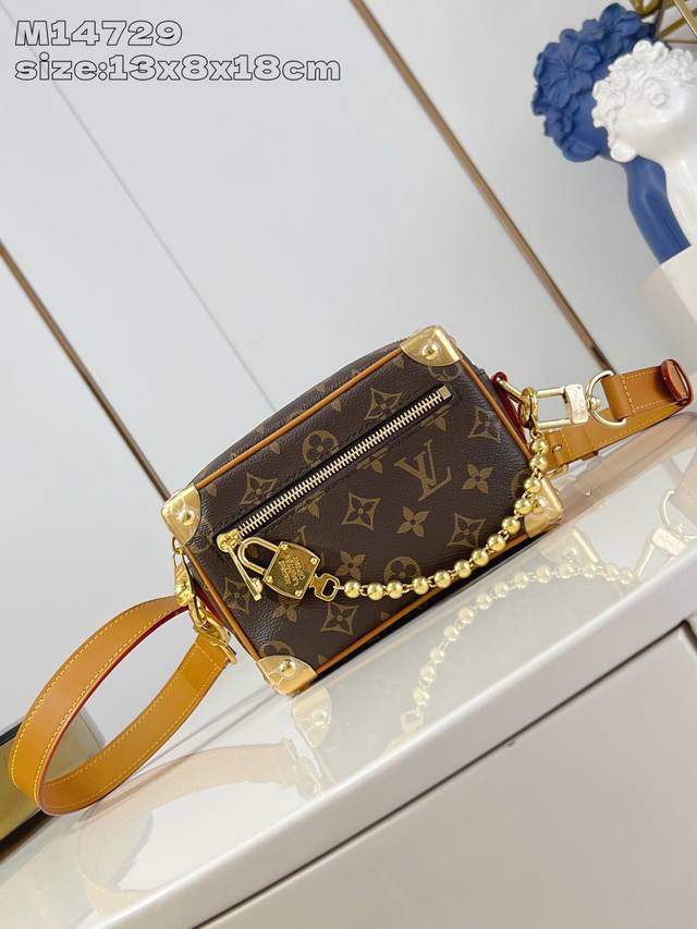 顶级原单 M14729 本款 Mini Soft Trunk 手袋糅合 Monogram 涂层帆布和牛皮革饰边,再搭配莹泽珠链。崭新可拆卸挂锁工致镂刻 Loui 顶级原单 M14729 本款 Mini Soft Trunk 手袋糅合 Monogram 涂层帆布和牛皮革饰边,再搭配莹泽珠链。崭新可拆卸挂锁工致镂刻 Loui