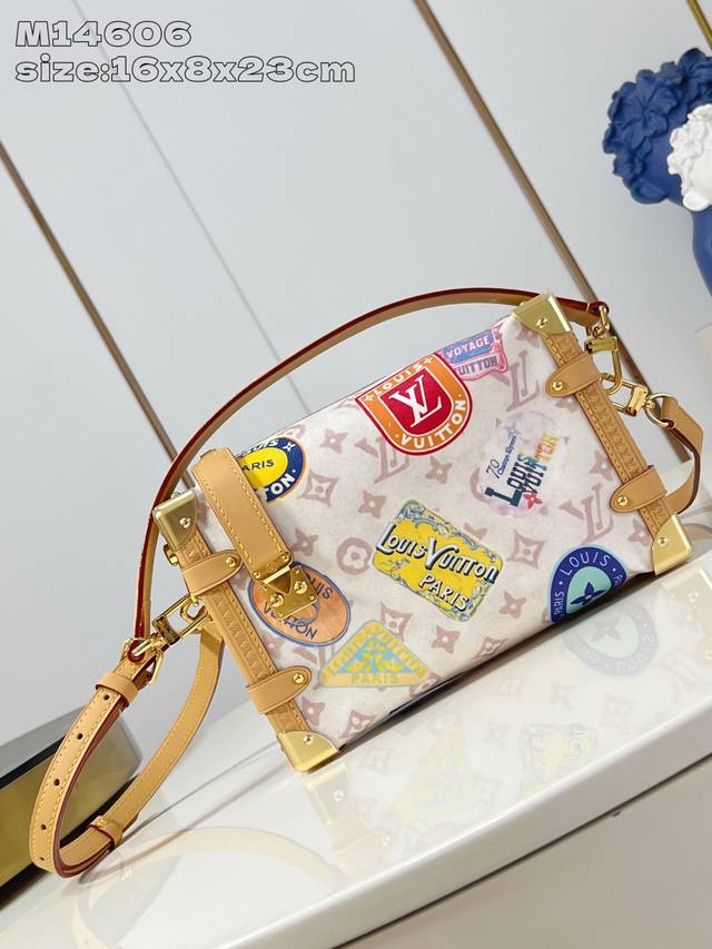 顶级原单 M14606 对版 本款 Side Trunk 中号手袋出自 Flight Mode 系列,令 Monogram Dune 帆布呈现复古外观。轻盈构型 顶级原单 M14606 对版 本款 Side Trunk 中号手袋出自 Flight Mode 系列,令 Monogram Dune 帆布呈现复古外观。轻盈构型